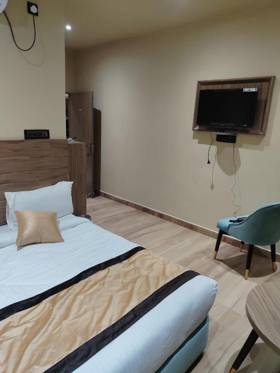 The Velvet Sky Hotel & Resort Bahraich Exterior photo